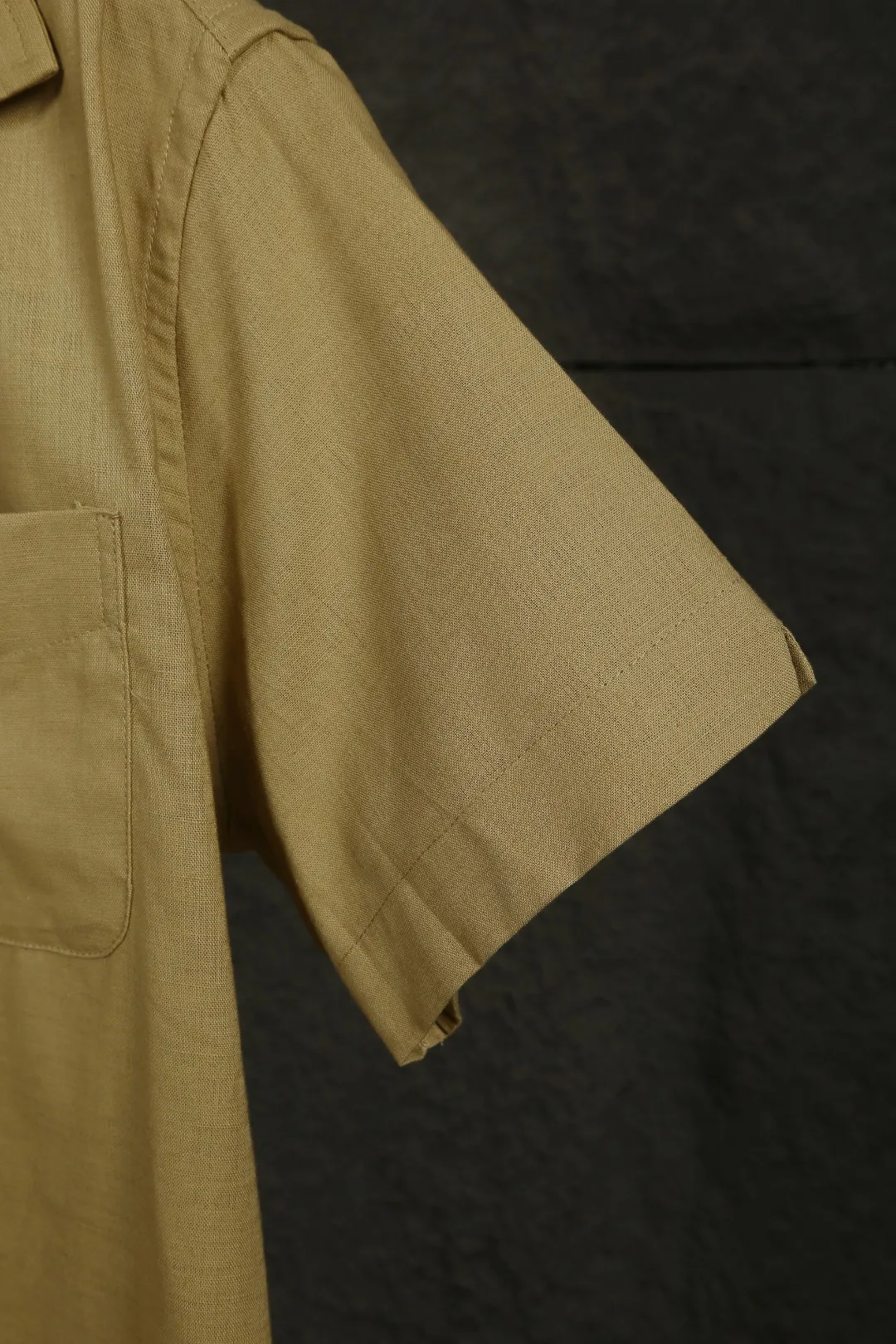 P230 Actual photo [High-end quality] Style number: 25055# Color: Navy blue/off-white/ice blue/light pink/chicken yellow/khaki Size: S to XL - Ralph Lauren/Ralph Lauren 25SS Summer popular high-quality old money style Cuban collar pocket style short-sleeved linen couple shirt - ingeniously restored 95% cotton blended bamboo linen, pre-washed, tight and soft texture ✅ - 100% restored workmanship Complete professional shirt with embedded clips in bifurcated sleeves, top button earrings ✅ - Custom dyed original pearlescent white buttons with different sizes ✅ - Special shaped chiffon foil inside the collar door tube, which is not easy to deform and pull ✅ - Ralph Lauren/linen pocket style short-sleeved shirt. It is different from the classic style and has a niche style. It perfectly combines comfort and high-end. An indispensable piece in summer. It is both cool and textured. It is the king of ins style with every snap. It can be used for commuting and vacationing. There’s no pressure to switch between different styles, and the classics never go out of style.